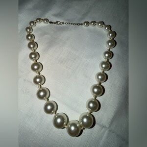 21” VINTAGE LARGE GRADUATED PEARL NECKLACE
